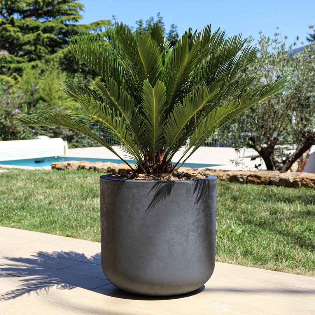 Pot de fleurs rond, décor béton BASALT'UP Ø 50 cm anthracite POÉTIC - Pot de fleurs rond Poétic BASALT'UP Ø 50 cm anthracite, en situation sur une terrasse