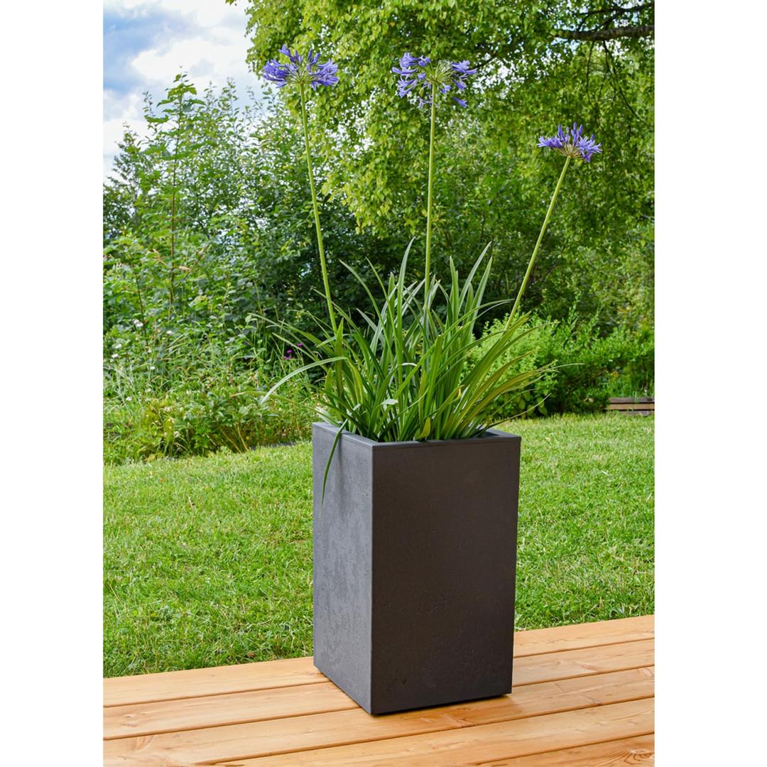 Colonne à plantes, décor béton BASALT'UP carré haut 50 cm anthracite POÉTIC - Colonne à plantes Poétic BASALT'UP carré haut 50 cm anthracite, en situation sur une terrasse