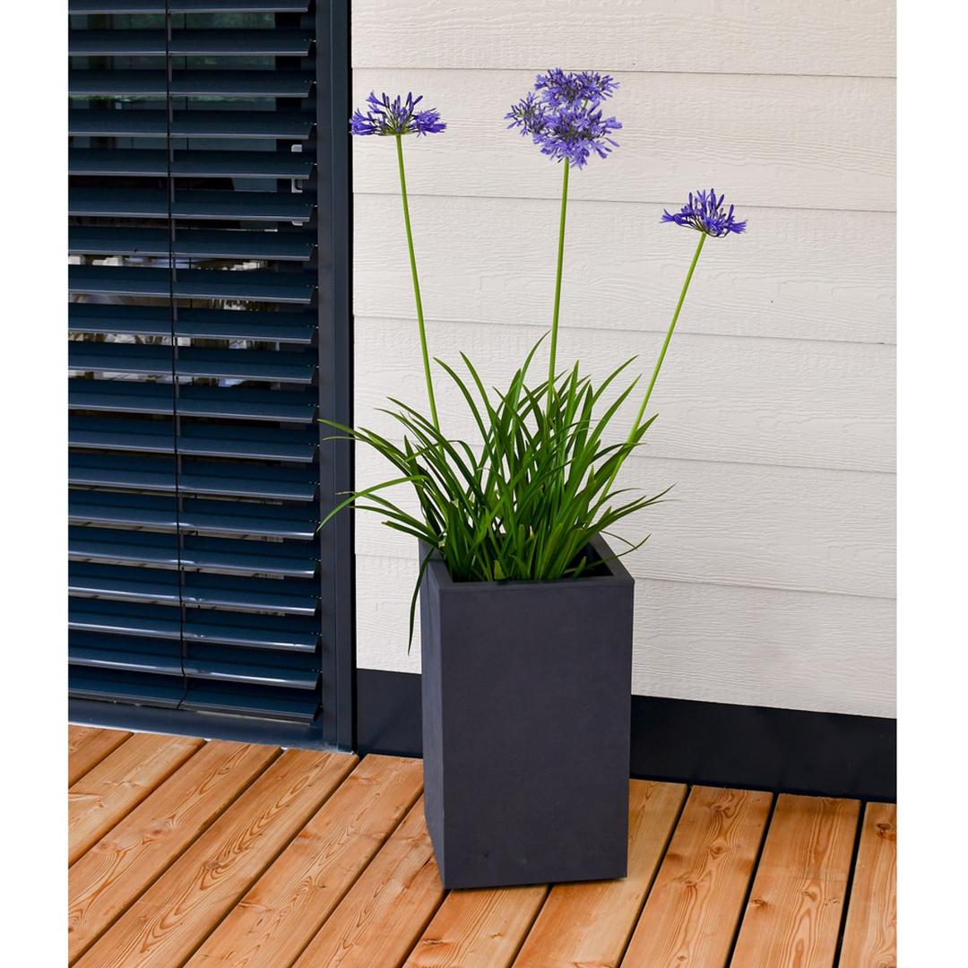 Colonne à plantes, décor béton BASALT'UP carré haut 50 cm anthracite POÉTIC - Colonne à plantes Poétic BASALT'UP carré haut 50 cm anthracite, en situation devant une façade
