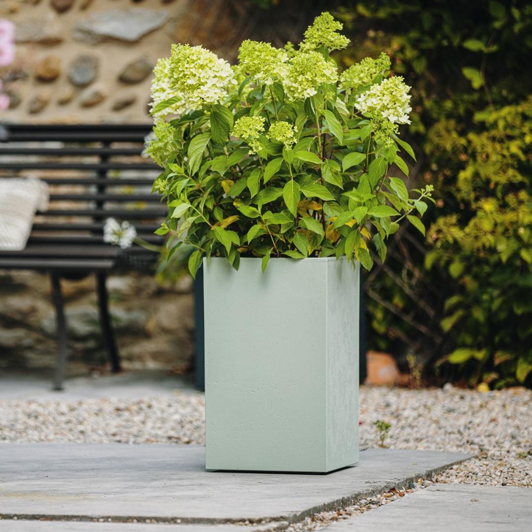 Colonne à plantes, décor béton BASALT'UP carré haut 50 cm vert amande POÉTIC - Colonne à plantes Poétic BASALT'UP carré haut 50 cm vert amande, en situation dans un jardin