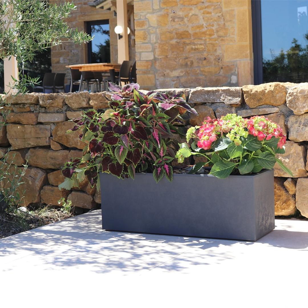 Jardinière, décor béton BASALT'UP 80 cm anthracite POÉTIC - Jardinière Poétic BASALT'UP 80 cm anthracite, en situation sur une terrasse