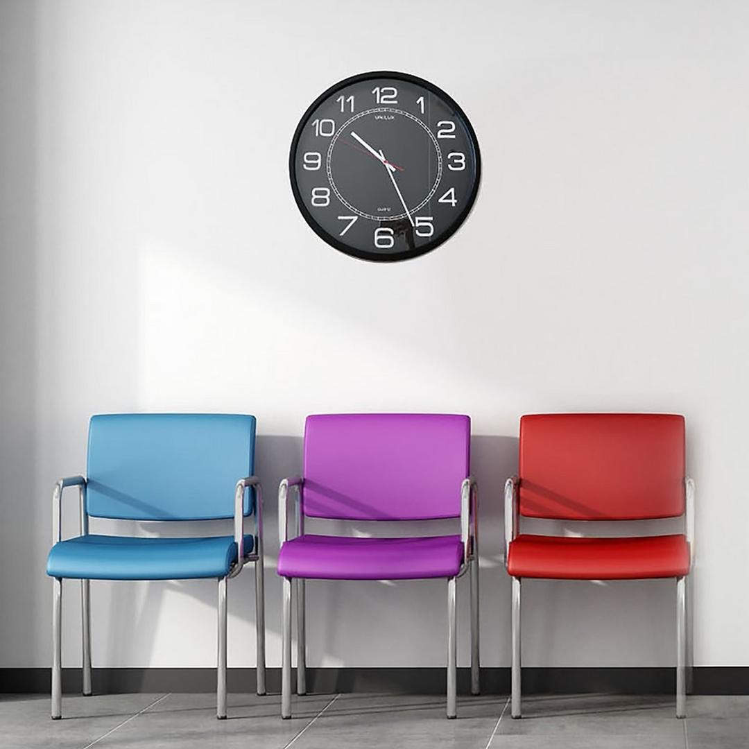 Très grande horloge murale, Ø 57,5 cm MEGA noir UNILUX - Très grande horloge murale UNILUX MEGA noir, en situation dans une salle d'attente