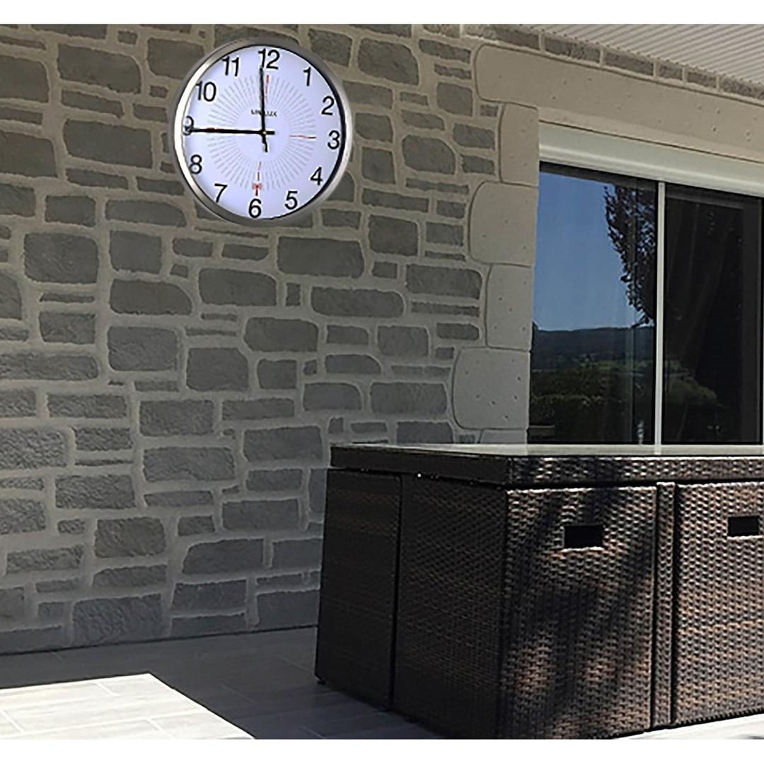 Horloge radio-pilotée extérieure IP41, Ø 35,5 cm OUTDOOR gris métal UNILUX - Horloge radio-pilotée extérieure IP41 UNILUX OUTDOOR gris métal, en situation sur une terrasse