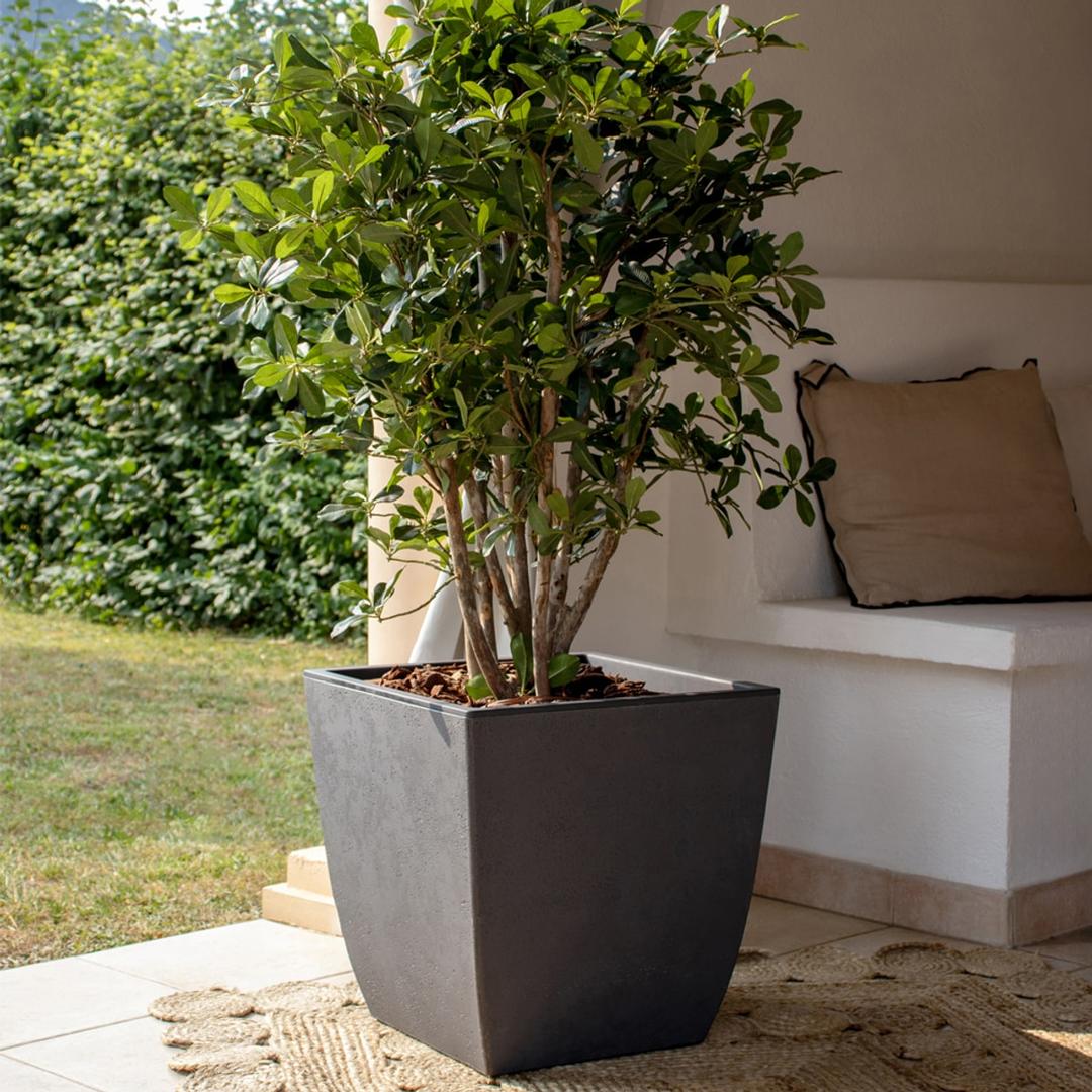 Bac à plantes carré, bac amovible Diva BASALT carré 43,5 cm anthracite POÉTIC - Bac à plantes carré Poétic Diva BASALT carré 43,5 cm anthracite, en situation sur une terrasse