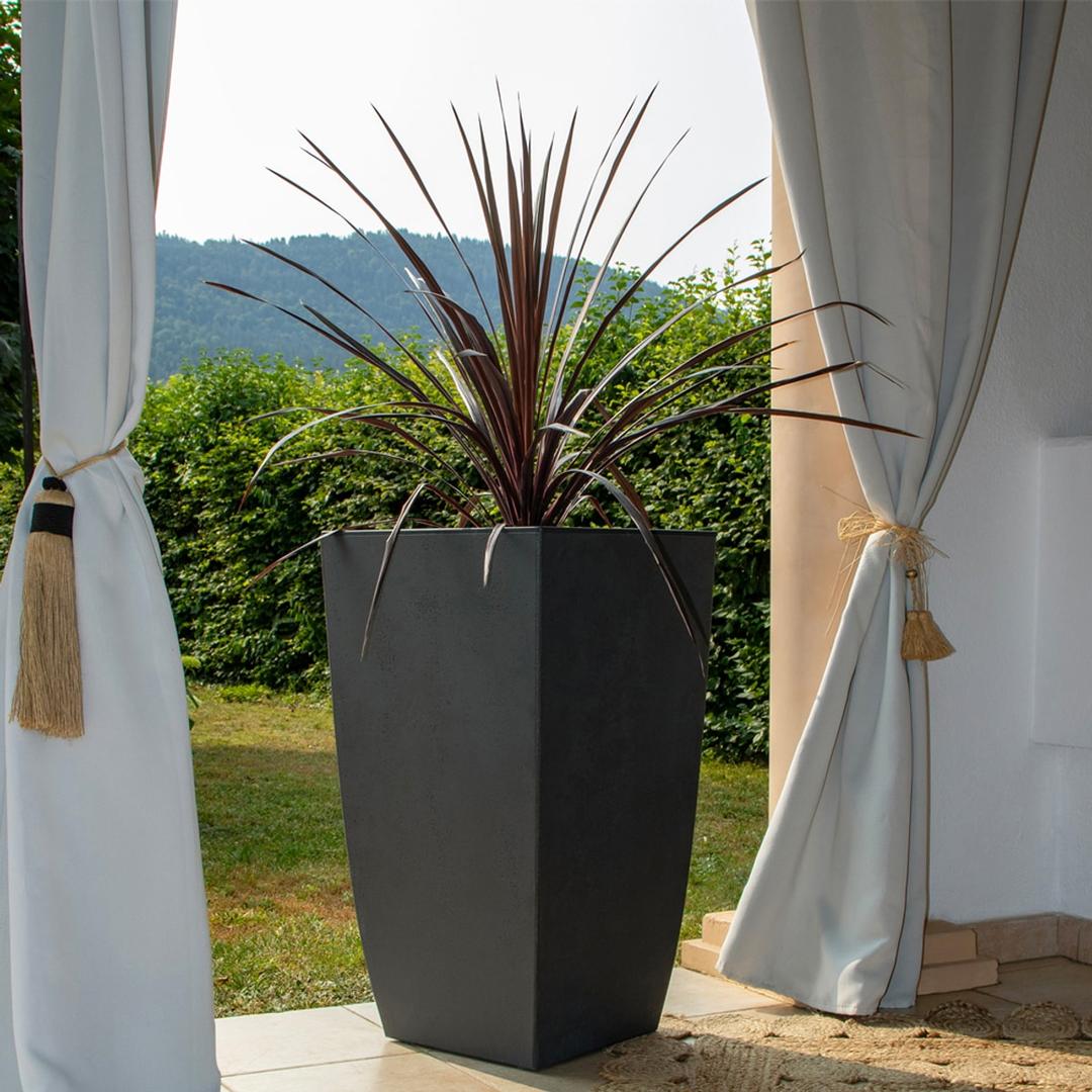 Colonne à plantes, bac amovible Diva BASALT carré haut 78 cm anthracite POÉTIC - Colonne à plantes Poétic Diva BASALT carré haut 78 cm anthracite, en situation sur une terrasse