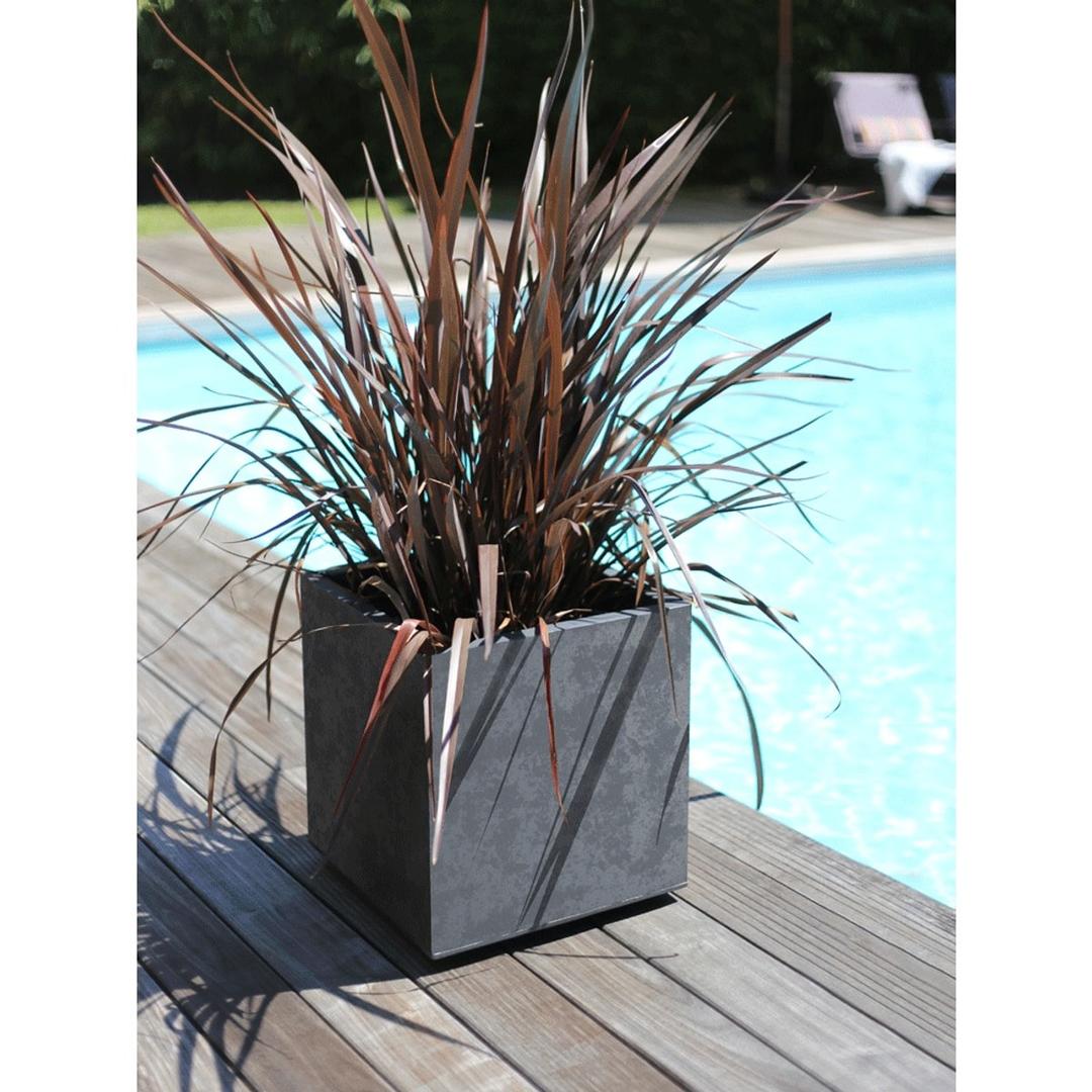 Bac à plantes carré double paroi, décor béton BASALT carré 40 cm anthracite POÉTIC - Bac à plantes carré double paroi Poétic BASALT carré 40 cm anthracite, en situation au bord d'une piscine