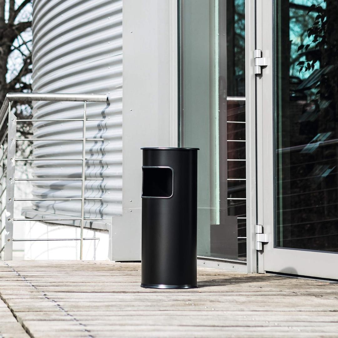 Cendrier-poubelle avec sable, 17 litres rond noir DURABLE - Cendrier-poubelle avec sable DURABLE rond noir, en situation à l'entrée d'un bâtiment