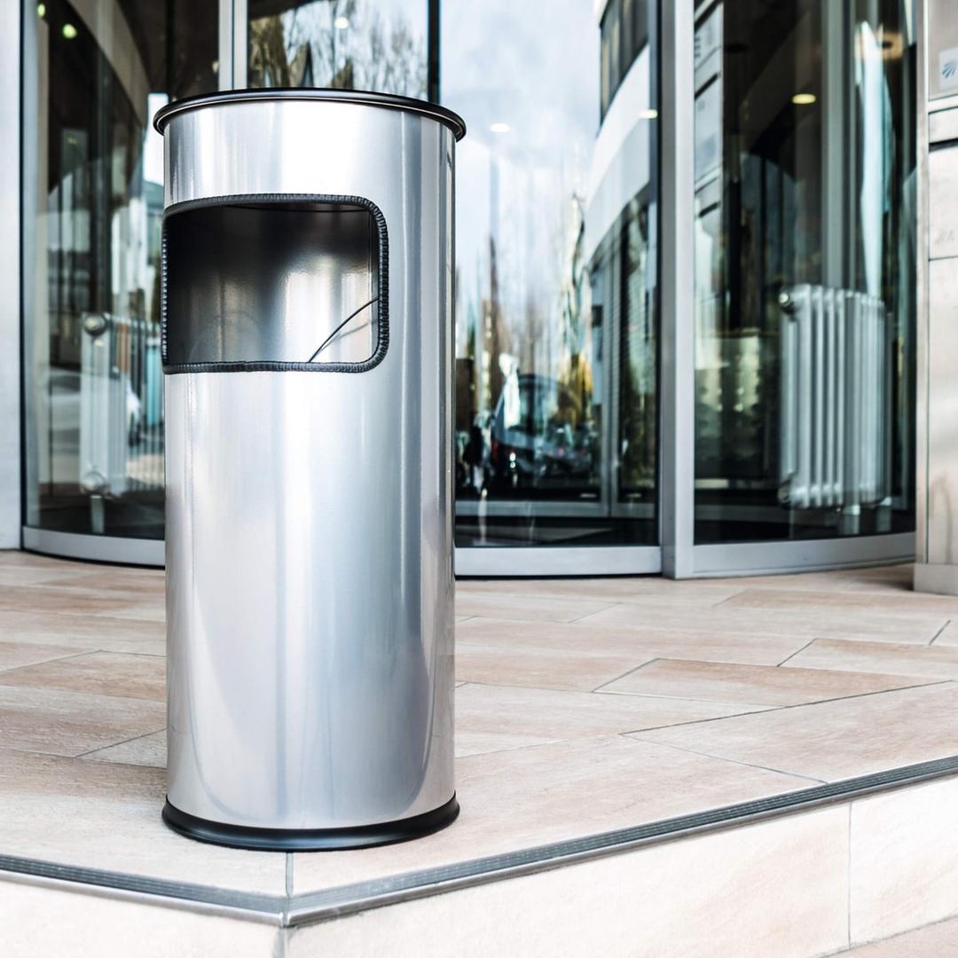 Cendrier-poubelle avec sable, 17 litres rond argent métallisé DURABLE - Cendrier-poubelle avec sable DURABLE rond argent métallisé, en situation à l'entrée d'un bâtiment