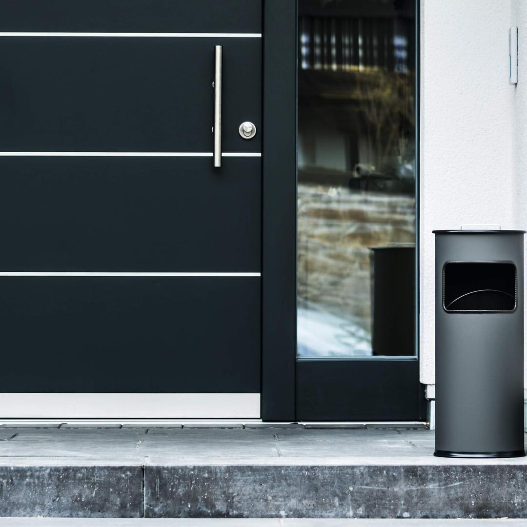 Cendrier-poubelle avec sable, 17 litres rond anthracite DURABLE - Cendrier-poubelle avec sable DURABLE rond anthracite, en situation devant une porte