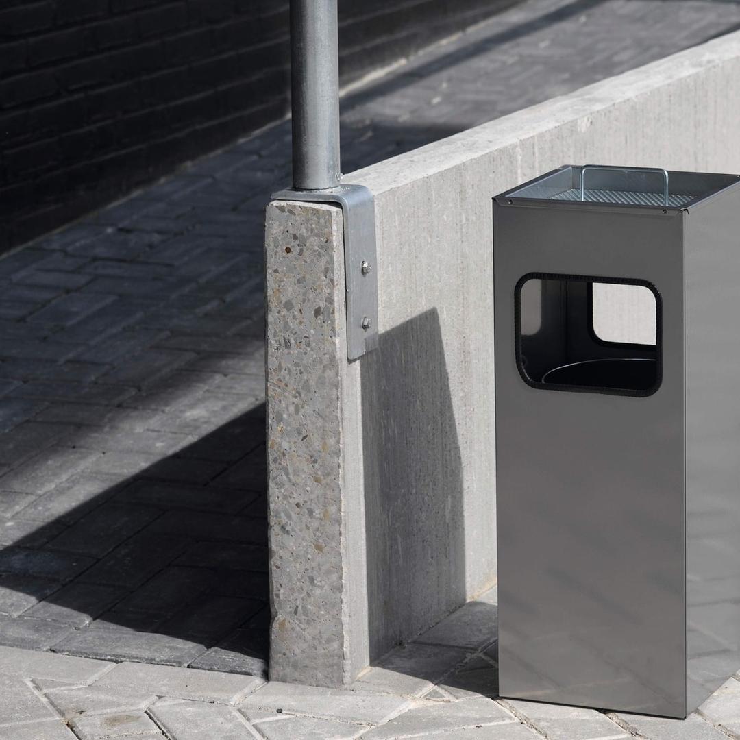 Cendrier-poubelle avec sable, 17 litres carré argent métallisé DURABLE - Cendrier-poubelle avec sable DURABLE carré argent métallisé, en situation sous un auvent