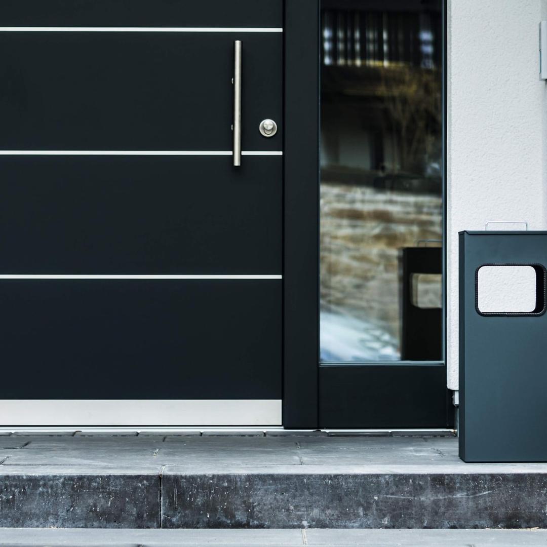 Cendrier-poubelle avec sable, 17 litres carré anthracite DURABLE - Cendrier-poubelle avec sable DURABLE carré anthracite, en situation devant une porte