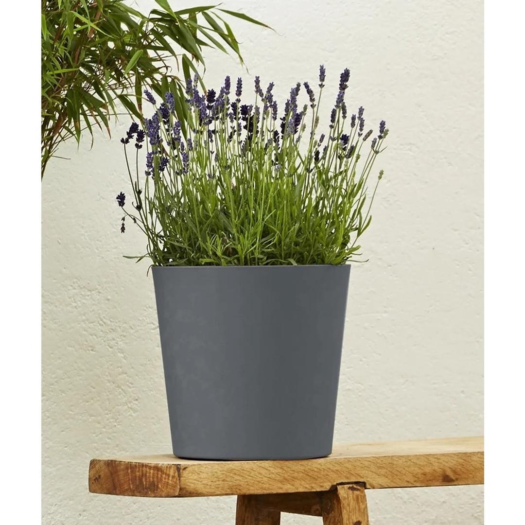 Pot de fleurs conique, aspect calcaire ELEMENT conique Ø 25 cm anthracite POÉTIC - Pot de fleurs conique Poétic ELEMENT conique Ø 25 cm anthracite, en situation avec des lavandes