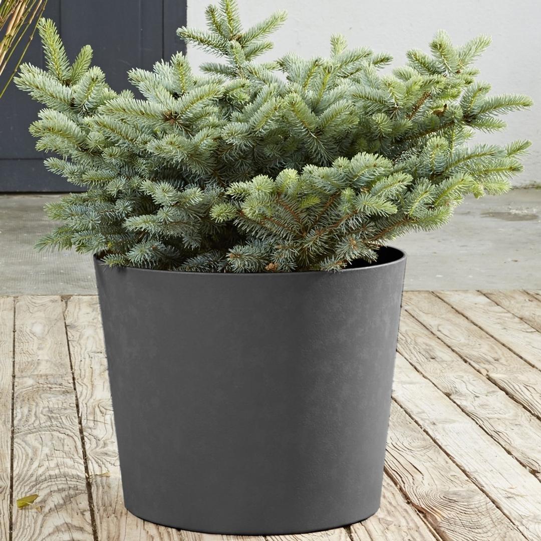 Pot de fleurs conique, aspect calcaire ELEMENT conique Ø 40 cm anthracite POÉTIC - Pot de fleurs conique Poétic ELEMENT conique Ø 40 cm anthracite, en situation sur une terrasse