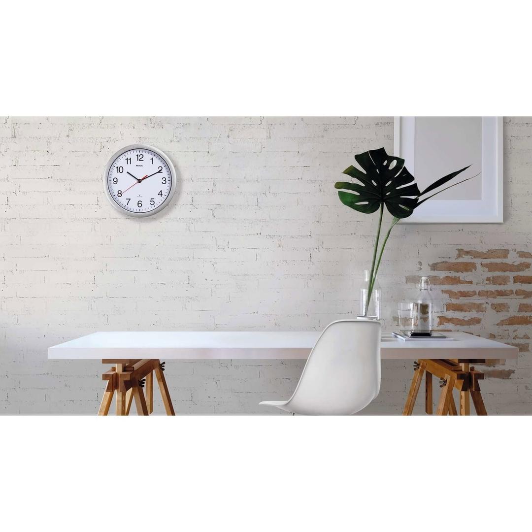Horloge murale radio-pilotée, Ø 25 cm run radio argent MAUL - Horloge murale radio-pilotée MAUL run radio argent, en situation dans un bureau