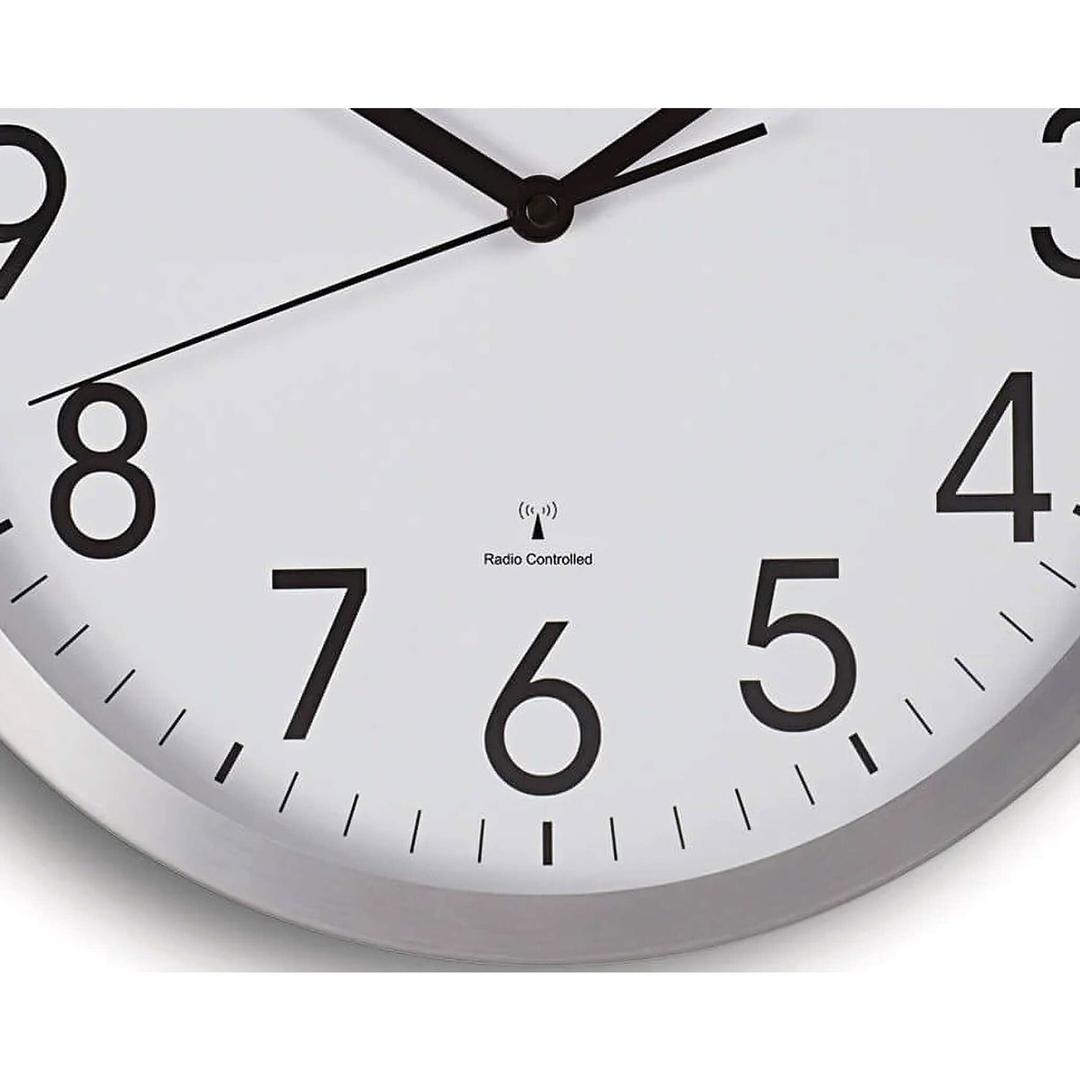 Horloge murale radio-pilotée en aluminium, Ø 30,5 cm move 30 aluminium MAUL - Horloge murale radio-pilotée en aluminium MAUL move 30 aluminium, détail du cadran