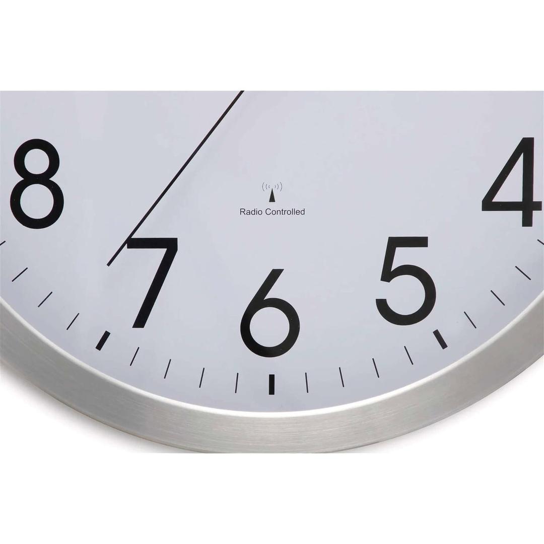 Grande horloge radio-pilotée en aluminium, Ø 40 cm move 40 aluminium MAUL - Grande horloge radio-pilotée en aluminium MAUL move 40 aluminium, détail du cadran