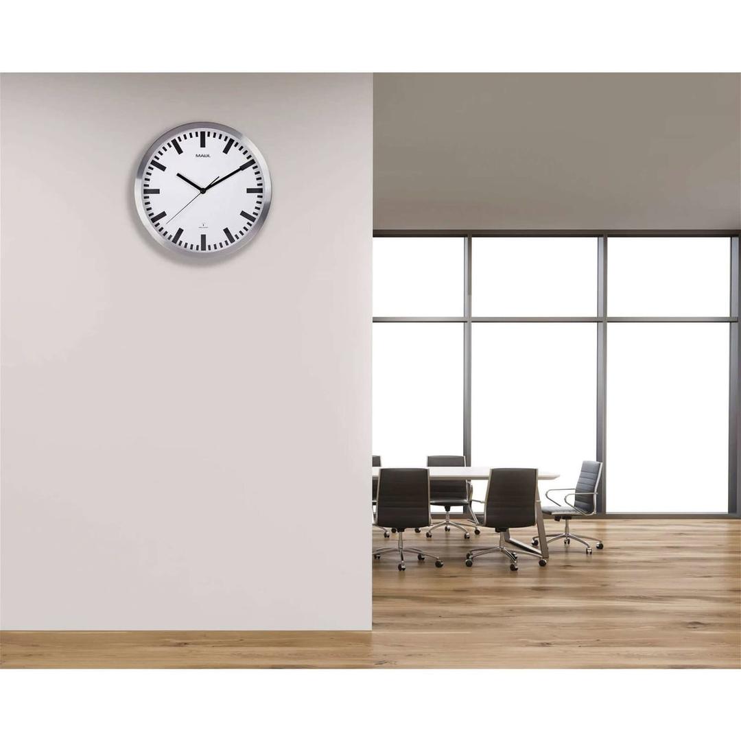 Horloge radio-pilotée à index bâtons, Ø 30,5 cm pilot aluminium MAUL - Horloge radio-pilotée à index bâtons MAUL pilot aluminium, en situation dans un bureau