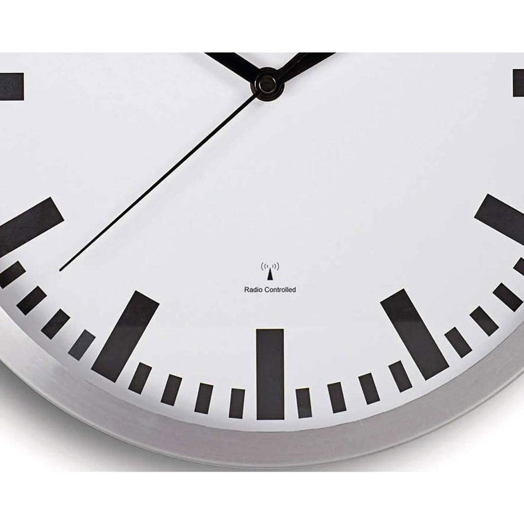 Horloge radio-pilotée à index bâtons, Ø 30,5 cm pilot aluminium MAUL - Horloge radio-pilotée à index bâtons MAUL pilot aluminium, détail du cadran
