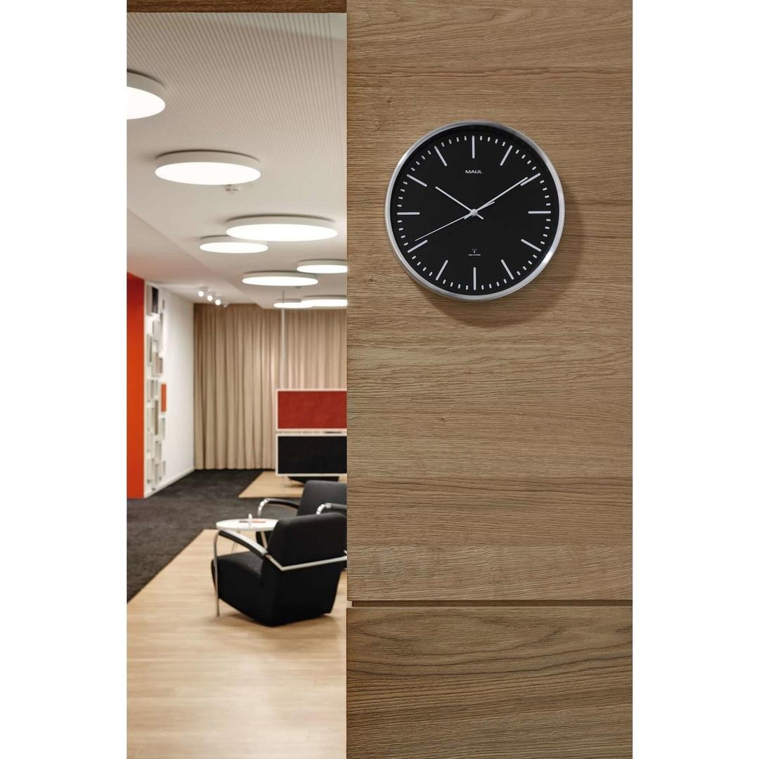 Horloge radio-pilotée en aluminium, Ø 30,5 cm fly cadran noir MAUL - Horloge radio-pilotée en aluminium MAUL fly cadran noir, en situation dans un bureau