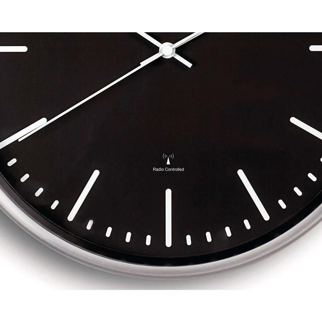 Horloge radio-pilotée en aluminium, Ø 30,5 cm fly cadran noir MAUL - Horloge radio-pilotée en aluminium MAUL fly cadran noir, détail du cadran