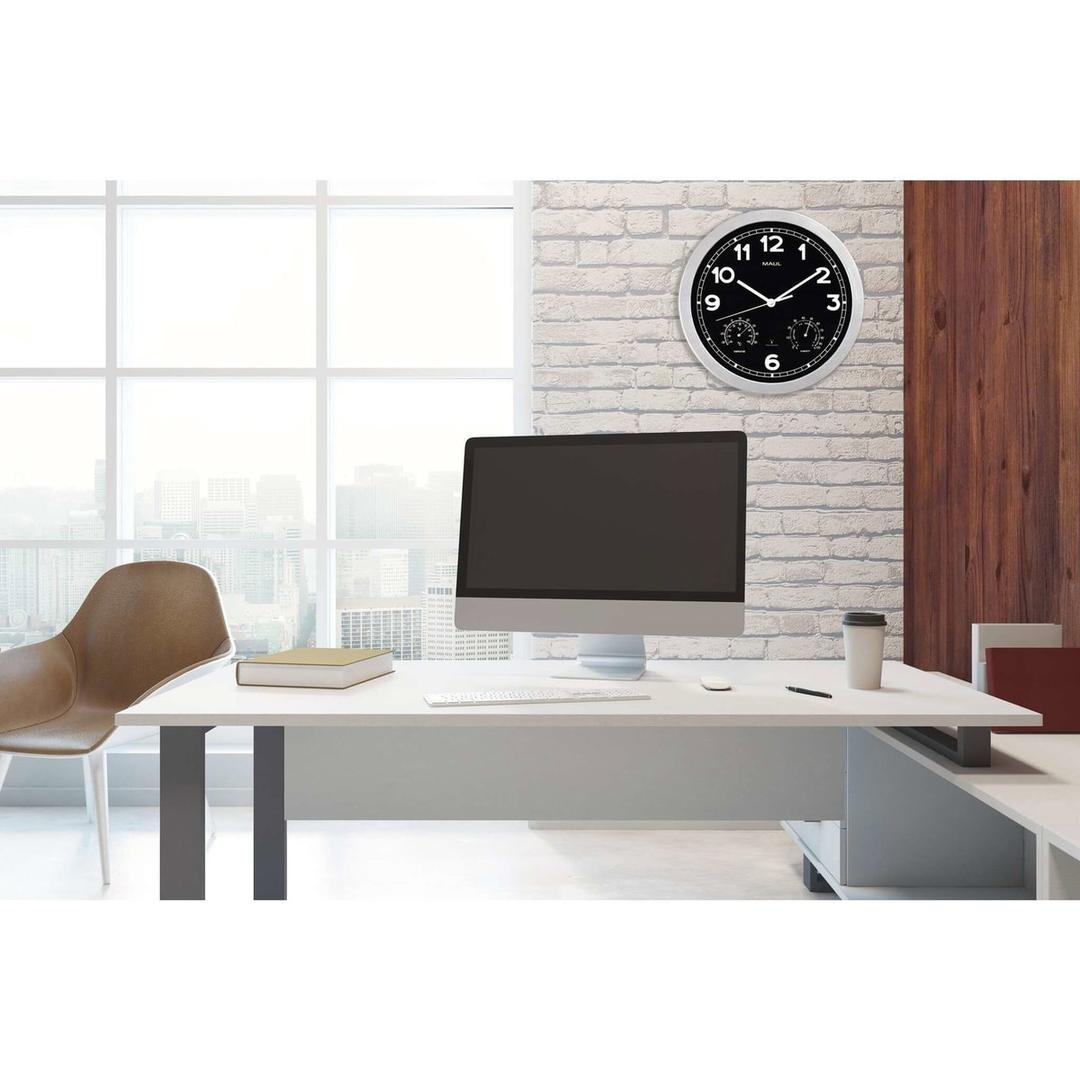 Horloge radio-pilotée, thermomètre et hygromètre drive argent MAUL - Horloge radio-pilotée MAUL drive argent, en situation dans un bureau