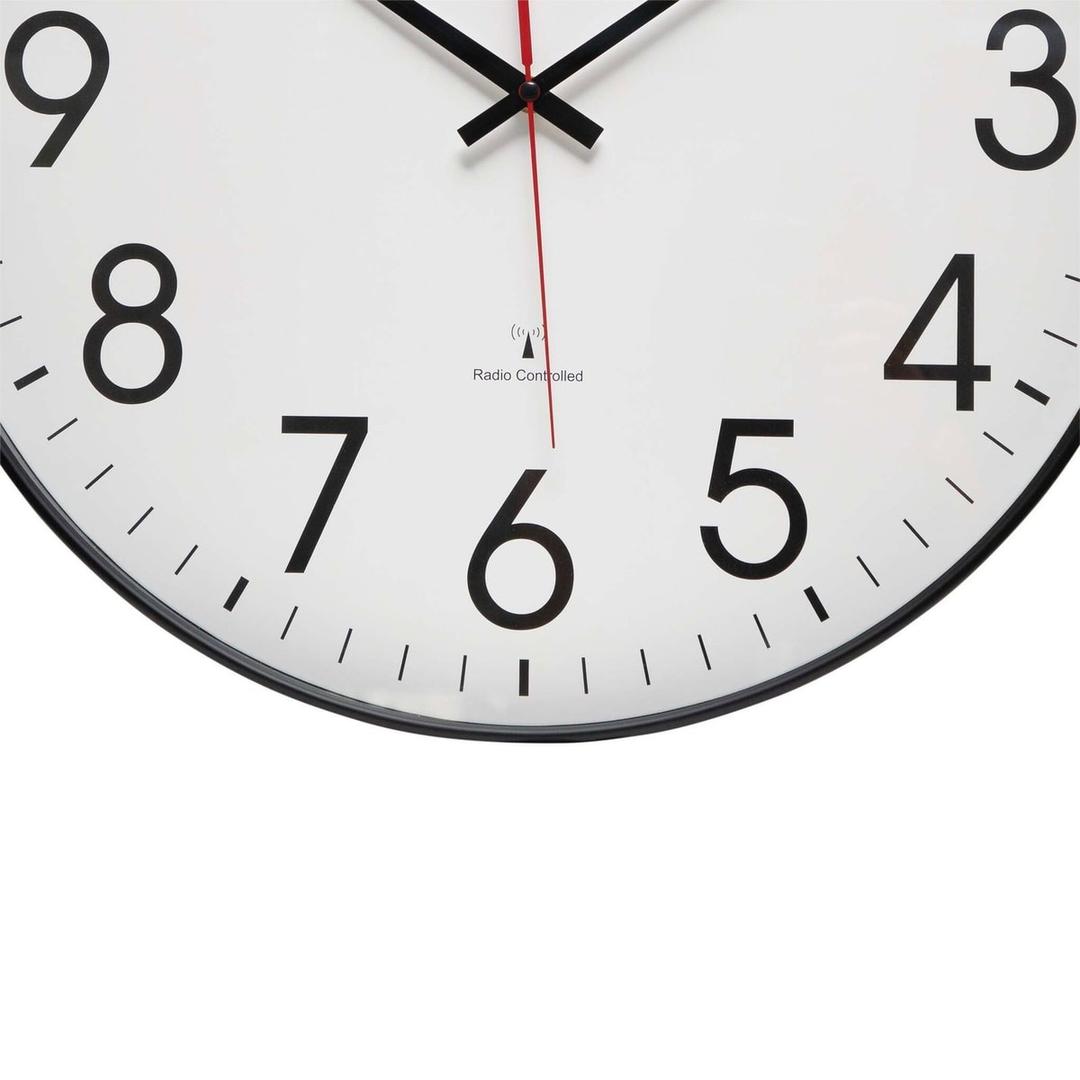 Grande horloge murale radio-pilotée, Ø 47,7 cm climb noir MAUL - Grande horloge murale radio-pilotée MAUL climb noir, détail du cadran