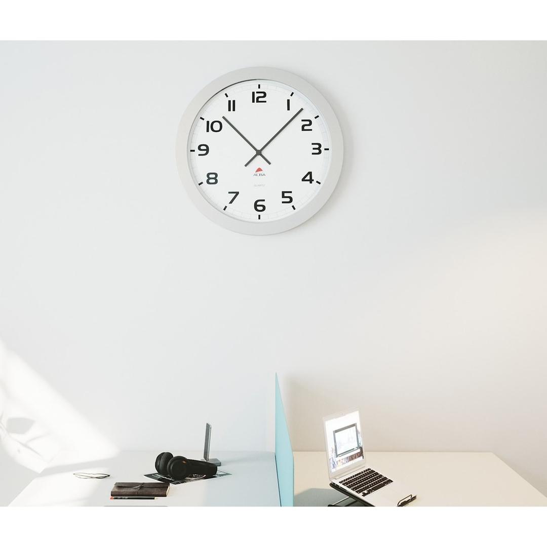 Horloge murale géante à quartz, Ø 60 cm HORGIANT gris métal ALBA - Horloge murale géante à quartz ALBA HORGIANT gris métal, en situation dans un hall