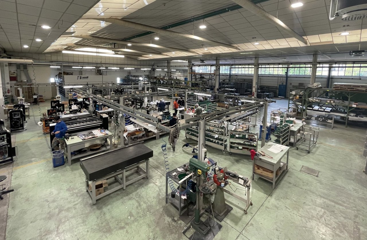 Atelier de fabrication NEOLT à Bergame, en Italie, où sont assemblées les coupeuses de plans