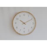 Horloge murale en hêtre silencieuse, Ø 30 cm HORTREE ALBA - Horloge murale en hêtre silencieuse ALBA HORTREE, en situation dans un bureau