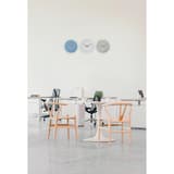 Horloge murale en bois silencieuse, Ø 30 cm HORMILENA gris ALBA - Horloge murale en bois silencieuse ALBA HORMILENA gris, en situation dans une salle