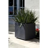 Bac à plantes carré double paroi, décor pierre VOLCANIA carré 40 cm anthracite EDA - Bac à plantes carré double paroi EDA VOLCANIA carré 40 cm anthracite, en situation sur une terrasse
