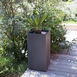Colonne à plantes double paroi, décor pierre VOLCANIA colonne 80 cm anthracite EDA - Colonne à plantes double paroi EDA VOLCANIA colonne 80 cm anthracite, en situation dans un jardin