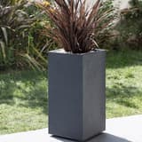 Colonne à plantes double paroi, décor pierre VOLCANIA colonne 80 cm anthracite EDA - Colonne à plantes double paroi EDA VOLCANIA colonne 80 cm anthracite, en situation sur une terrasse
