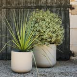 Pot de fleurs rond, décor pierre VOLCANIA'UP Ø 40 cm beige EDA - Pot de fleurs rond EDA VOLCANIA'UP Ø 40 cm beige, en situation dans un jardin