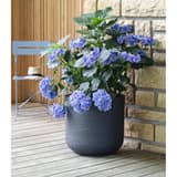 Pot de fleurs rond, décor pierre VOLCANIA'UP Ø 50 cm anthracite EDA - Pot de fleurs rond EDA VOLCANIA'UP Ø 50 cm anthracite, en situation sur une terrasse