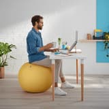 Ballon d'assise, housse zippée Ergo Cosy Ø 65 cm jaune LEITZ - Ballon d'assise LEITZ Ergo Cosy Ø 65 cm jaune, en situation à un bureau