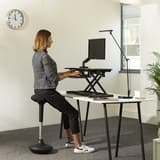 Tabouret assis-debout MOOVE noir UNILUX - Tabouret assis-debout UNILUX MOOVE noir, en situation à un bureau assis-debout