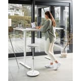 Tabouret assis-debout Sitness X Stool 30 gris TOPSTAR - Tabouret assis-debout Topstar Sitness X Stool 30 gris, en situation à un bureau