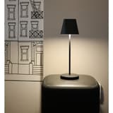 Lampe de table LED sans fil, rechargeable AVA UNILUX - Lampe de table LED UNILUX AVA noire allumée sur un meuble