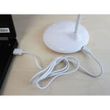 Lampe de bureau LED sans fil, rechargeable NELLY UNILUX - Lampe de bureau LED UNILUX NELLY en recharge USB sur un ordinateur portable