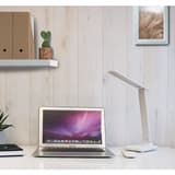 Lampe de bureau LED pliable, rechargeable HALO UNILUX - Lampe de bureau LED UNILUX HALO sur un bureau avec un ordinateur portable