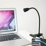 Lampe LED à pince, bras flexible SNOKE UNILUX - Lampe LED à pince UNILUX SNOKE fixée sur un ordinateur portable