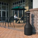 Cendrier sur pied en métal Infinity Traditional noir RUBBERMAID - Cendrier sur pied en métal Rubbermaid Infinity Traditional noir, en situation sur une terrasse