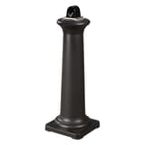 Cendrier sur colonne en résine GroundsKeeper Tuscan noir RUBBERMAID - Cendrier sur colonne en résine Rubbermaid GroundsKeeper Tuscan noir, vue de trois quarts