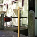 Cendrier sur pied en inox, socle béton SMOKER POLE doré SECURIT - Cendrier sur pied en inox Securit SMOKER POLE doré, en situation devant une façade