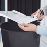 Corbeille à papier, finition laquée WOW 15 litres LEITZ - Corbeille à papier LEITZ WOW 15 litres noire, en usage au bureau