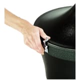 Cendrier sur pied en acier ignifuge Aladdin noir charbon RUBBERMAID - Cendrier sur pied en acier ignifuge Rubbermaid Aladdin noir charbon, loquet du couvercle
