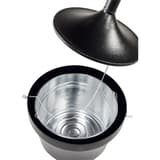 Cendrier sur pied en acier ignifuge Aladdin noir charbon RUBBERMAID - Cendrier sur pied en acier ignifuge Rubbermaid Aladdin noir charbon, couvercle soulevé et seau en acier