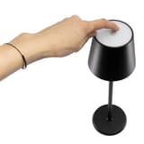 Lampe de table LED sans fil, abat-jour rond FELINE SECURIT - Main posée sur le dessus de la lampe de table Securit FELINE noire