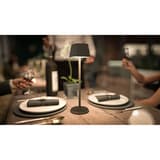 Lampe de table LED sans fil, abat-jour carré GEORGINA SECURIT - Lampe de table Securit GEORGINA noire allumée sur une table de restaurant